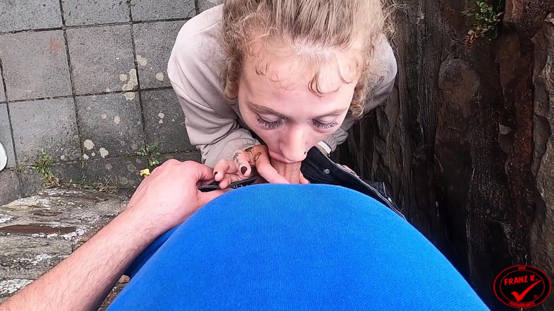 German Fuck Girls: Pubblico! Un Pompino Rischioso Durante Una Gita Al Castello!