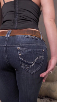MILF i låg midja jeans retar valsvans röv