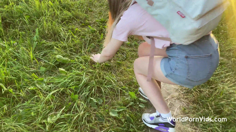 Selected worldwide porn: 年轻的放荡人妻失去了丈夫，但在森林里发现了一根新鸡巴