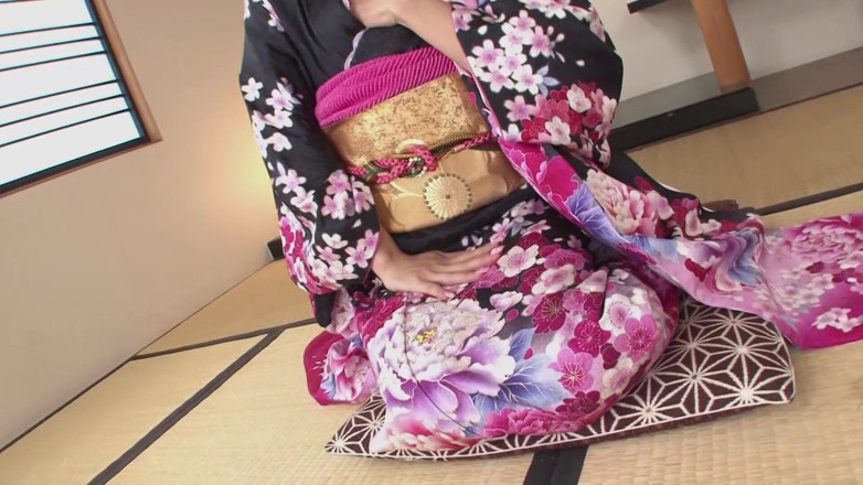 Pure Japanese adult video ( JAV): セクシーな日本の赤ん坊は、情熱的なセックスの後に彼氏の精液で満たされた彼女の毛深い女を取得します