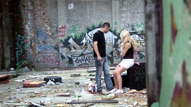 Public Entertainment: Lezzetli sarışın orta yaşlı seksi kadın terk edilmiş binada sikiliyor