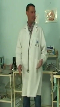 Doctorul obraznic se fute cu degetele și fute pizda care picură a pacientei mature