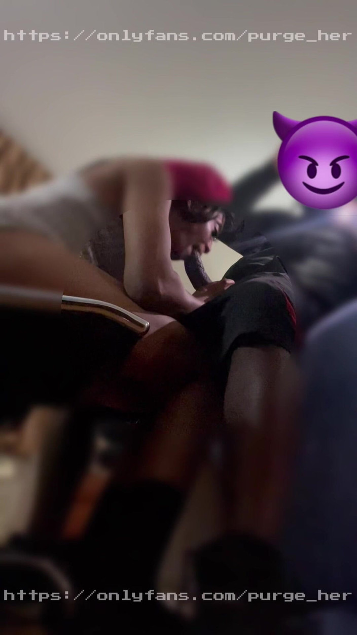 Purge_her: Emo Puta Trabaja Duro Para Una Corrida