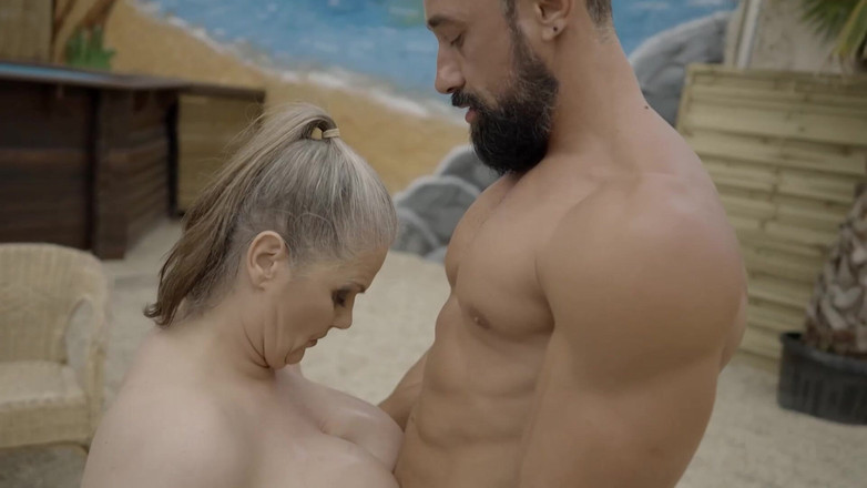 Big Boobs Babe: MILF montel dengan tetek besar berkongkek tetek dan pepek
