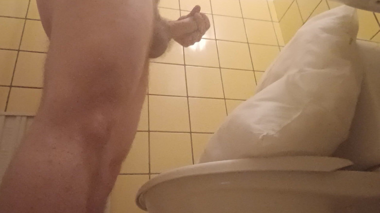 Ed Eden: Crot di toilet pakai bantal