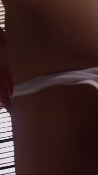 两个渴望舔阴户的美丽金发女郎之间的火辣女同性恋激情