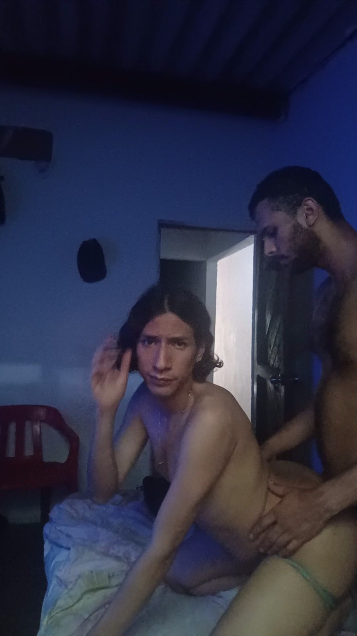 Femboy from Colombia: 新朋友到来的新业务
