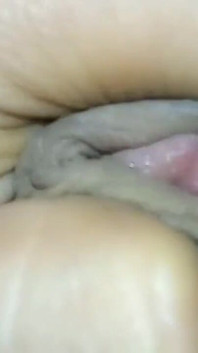 Jugando con mi polla entre las portadas