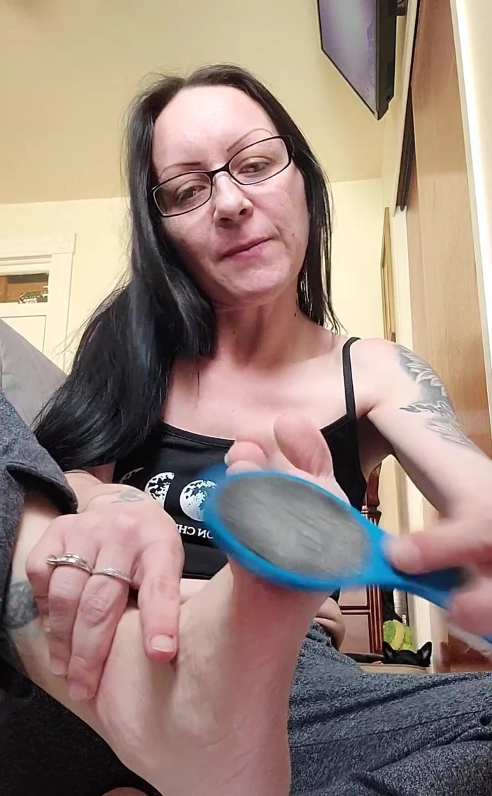 Raven Willow: mmmm 看我刮掉脚尘，让一个好男孩吃
