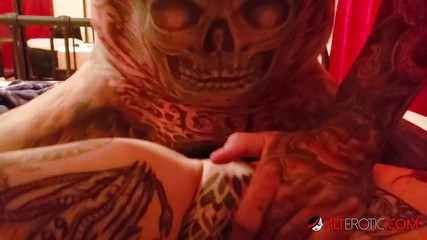 Alt Erotic: La bellezza tatuata Amber luke brama un grosso cazzo