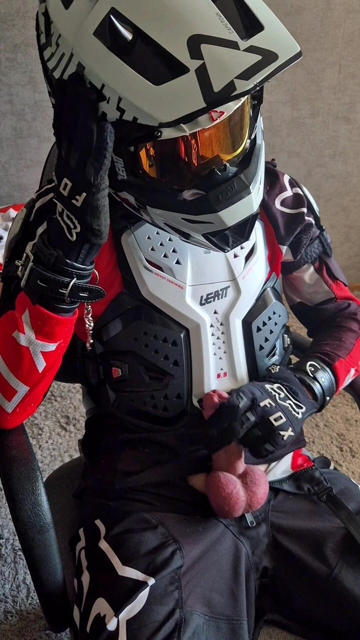 Sneakersmax98: Penunggang motosikal manis dikurung selama 6 hari