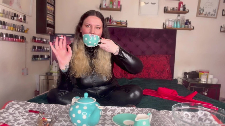 MissFFW: Padrona donna donna beve tè fino a quando non scoppia...