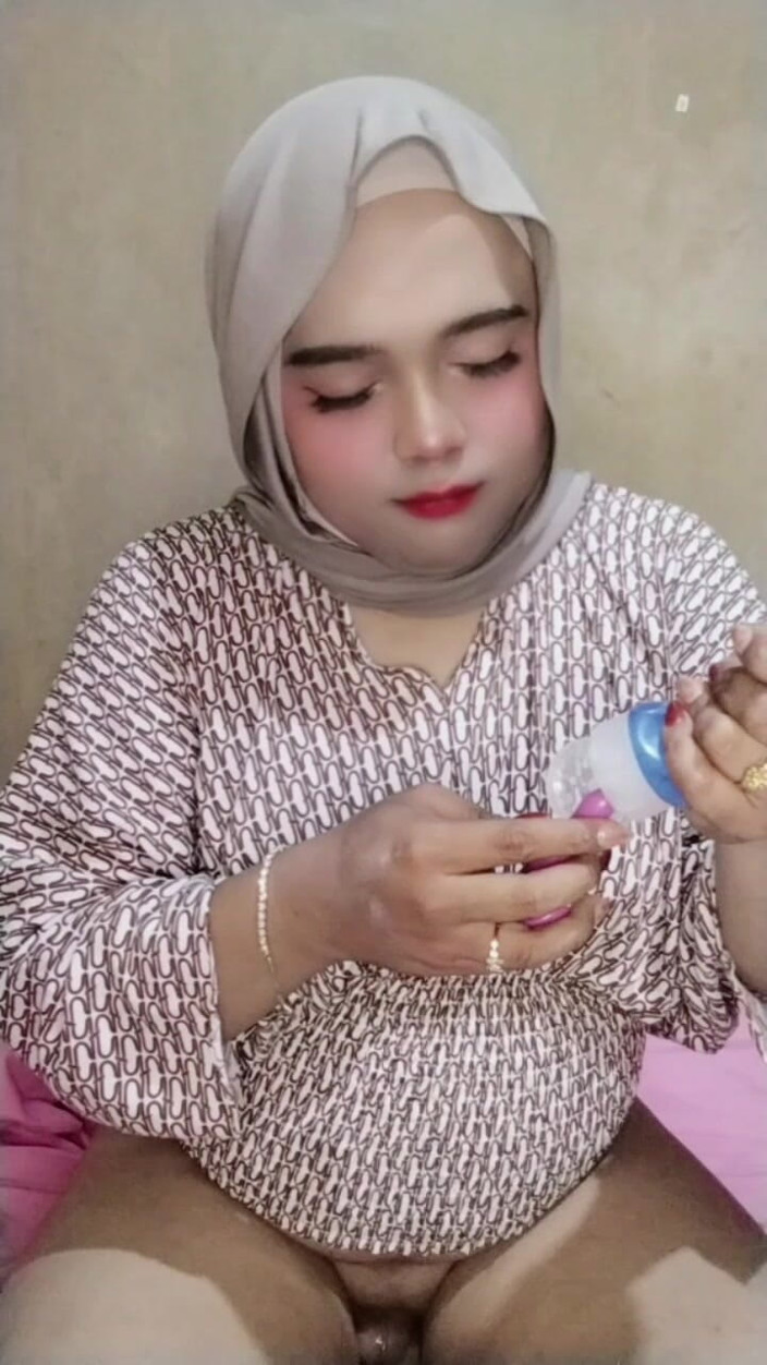 Ivvy Crossdresser: Il travestito ivvy hijab si sente eccitato dopo un mese....