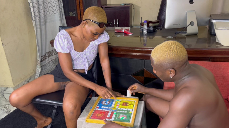 Prettypussy102: Przyrodni brat i przyrodnia siostra bawią się razem