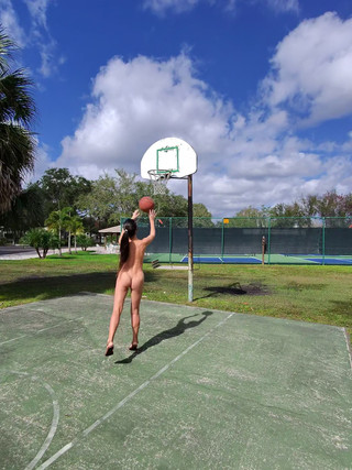 Sweet Buttocks: Skin and Hoops'ten başka bir şey yok