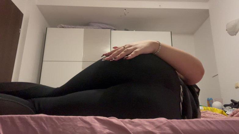 NipsAndStrips: Tuffled páchnoucí prdy v černých těsných legínách