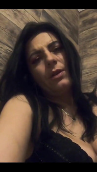 La bella ragazza latina si masturba mentre fa la pipì 153mature si siede mezza nuda sulla schiena mentre si masturba.