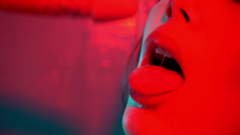 Pink Lights Entertainment: YourBabyPearl - succhia lo schizza in doccia una teen amatoriale