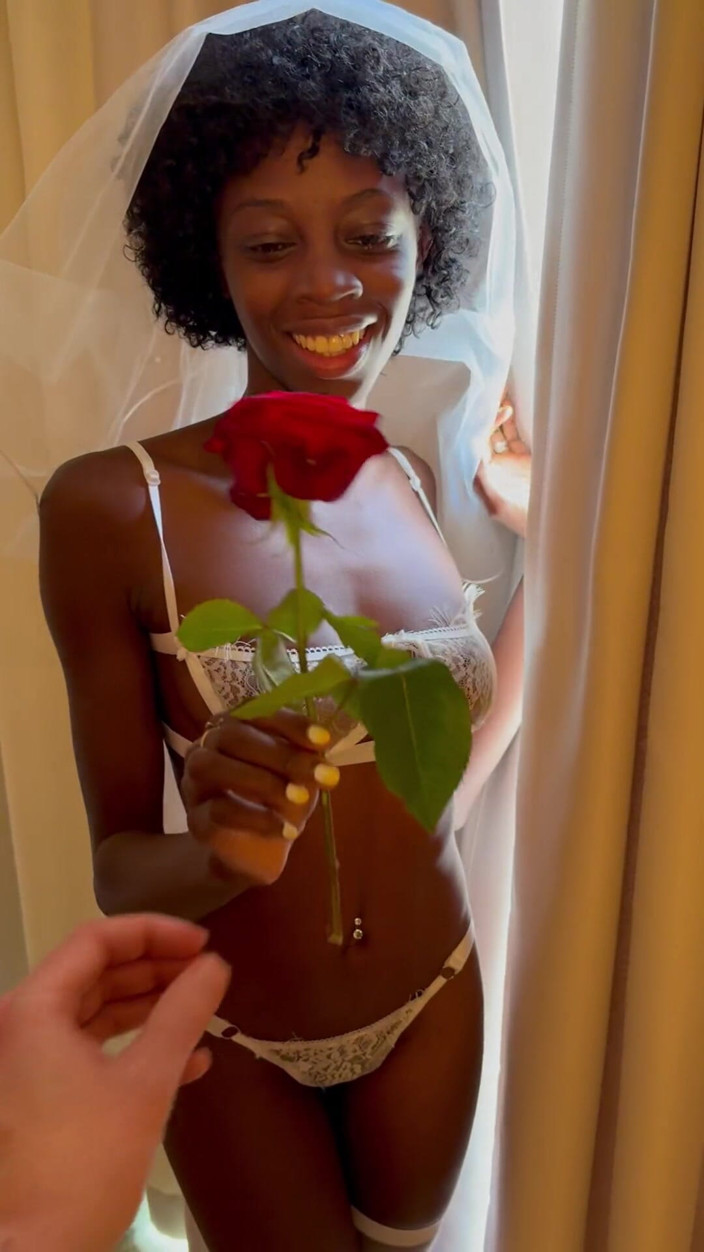 Missblackreey: První noc s drobnou ebenovou manželkou