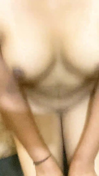Une étudiante baise pour la première fois avec son copain dans une chambre Oyo, fille sexy