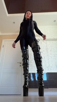 Ești sub cizmele mele: Giantess Crush POV