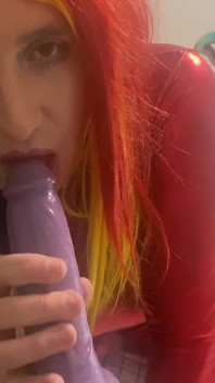 Une tapette dépravée s’étouffe sur une bite, jouit sur une bite, mange son sperme
