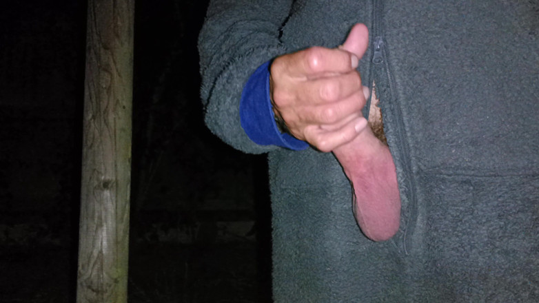 Rockardglans: Une grosse bite non circoncise se masturbe à l’extérieur, éjaculation crémeuse sur...