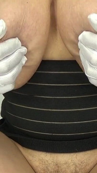 Đáng yêu ngực treo lớn nhảy trên dương vật giả