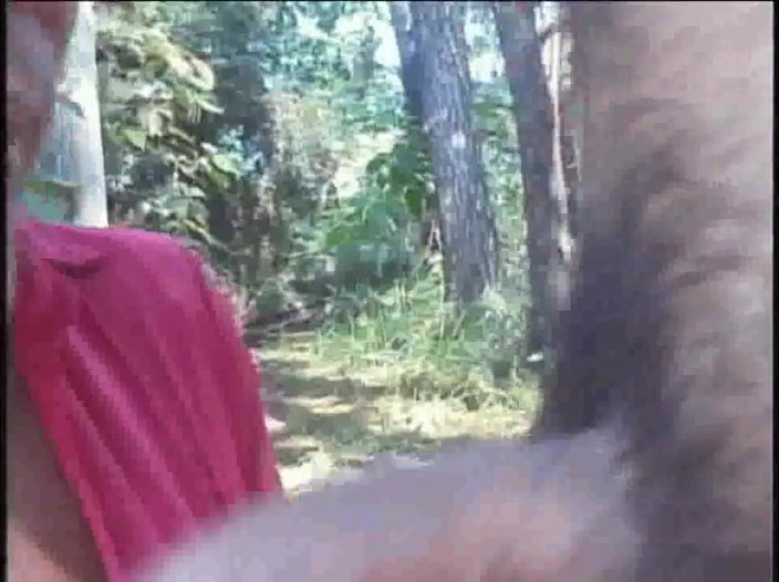Shemale videos: Madura negra transsexual fode, latino gêmeos na floresta