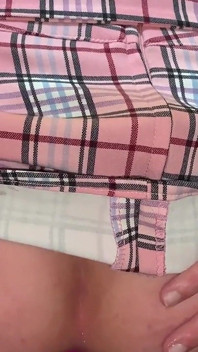 Lubang putri dientot habis-habisan pakai butt plug sampai menganga lebar