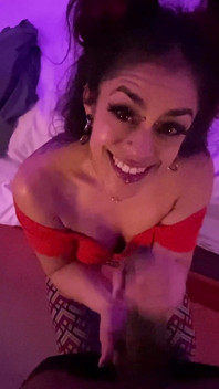 Une latina sexy suce Une grosse noire jusqu’à ce qu’elle reçoive un facial