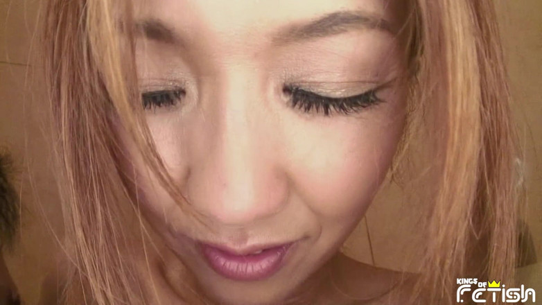 Pure Japanese adult video ( JAV): 金发日本宝贝在沙发上和浴缸里被饥渴的家伙满足她毛茸茸的屄