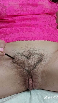 Coupe de cheveux intime sur un pubis poilu d'une femme au foyer russe coquine, fétichisme des cheveux - Ginnagg