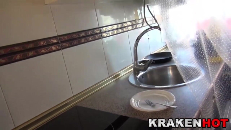 Krakenhot: Domácí kouření zábavná žena v domácnosti v kuchyni