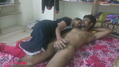 Telugu Couple: Nadržená desi žena v domácnosti Nitya se zoufale snaží otěhotnět a...