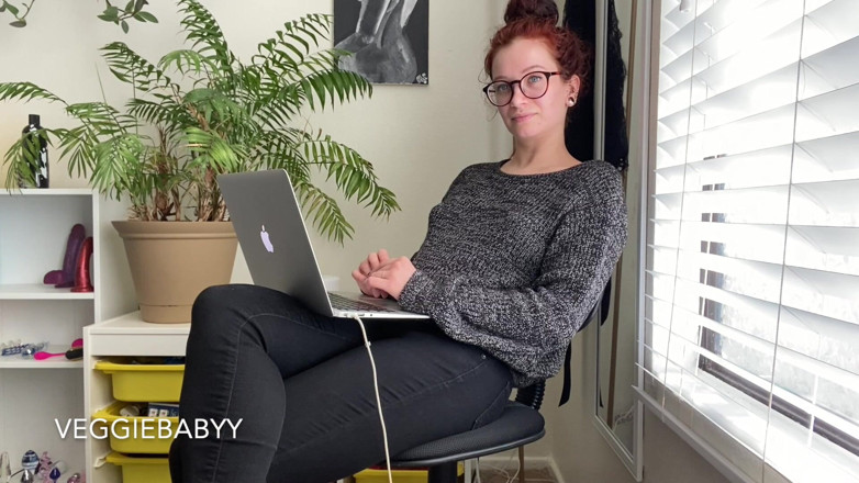 Veggiebabyy: 老板需要一个新的性爱玩具 joi 采访