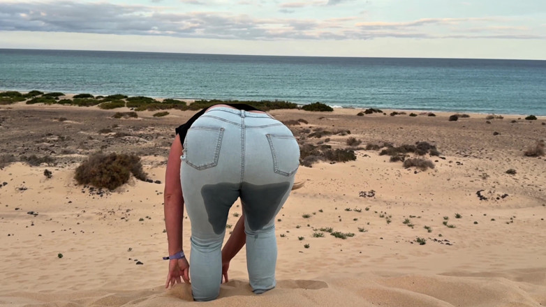 Emma Voyeur: Stuck in the Sand - I Wet My Jeans While Trapped