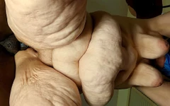 Velká tlustá žena je opravdu tvrdě ošukána, pak starý chlap černý péro začal pumpovat a stříkat obrovské množství spermatu do její šťavnaté kundičky