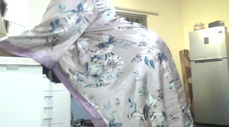 Legendary Booty Overdose: Preta gordinha deslizando no mamilo