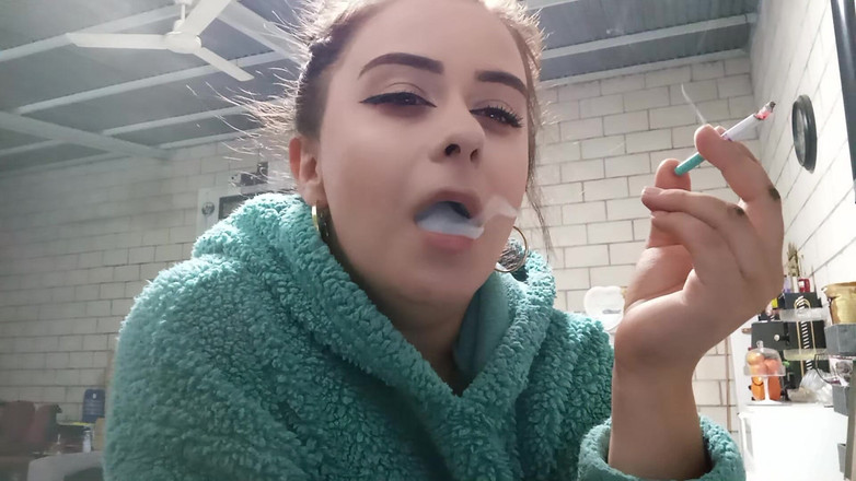 fartingclub01: Saya Merokok Dalam Hoodie Plush