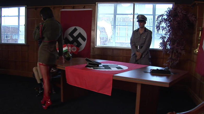 You're in the Army now: Attraktive ungarische armeeschlampen genießen hardcore-gruppensex in einem gestapo-büro