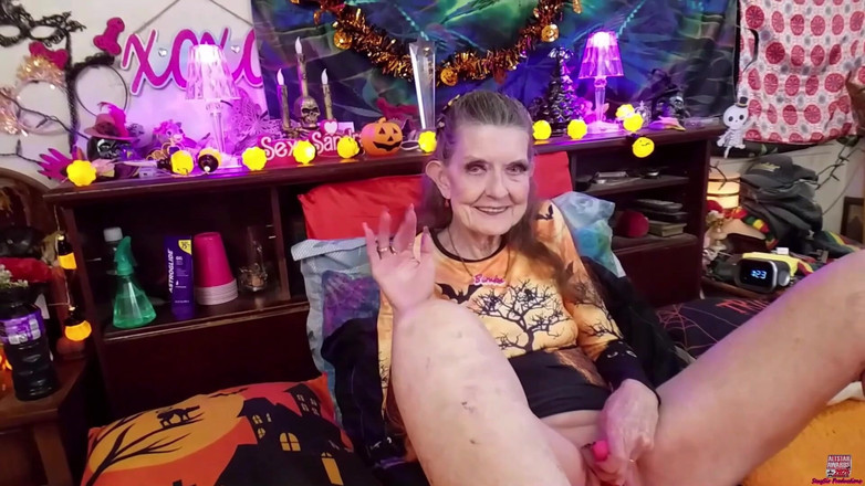 Sexy Sandra N Sir Christopher: Sandra sexy în rochie de Halloween cu bancomat 2025