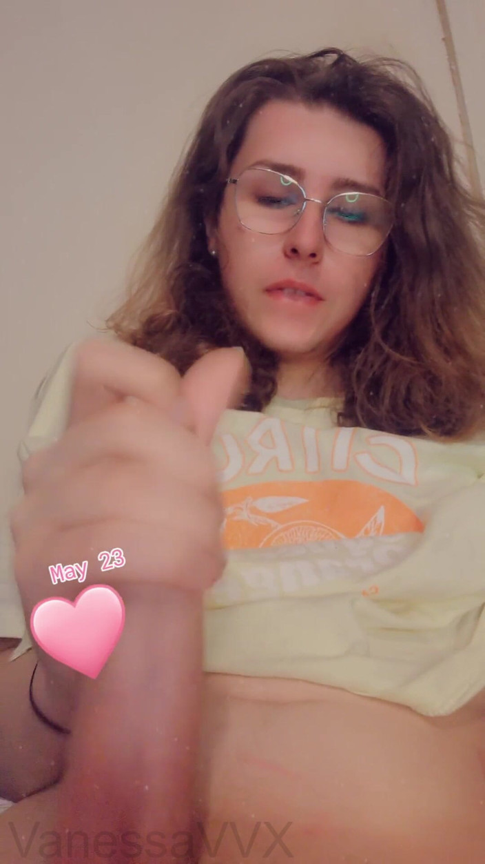 VanessaVVX: Ванесса влаштовує величезний безлад на собі і їсть все це