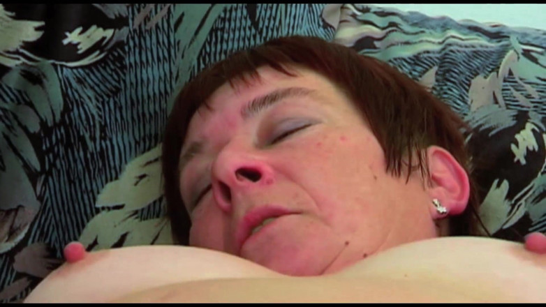 Mature Climax - 100% Mature Videos: Vovó de cabelos curtos transando com cara mais jovem