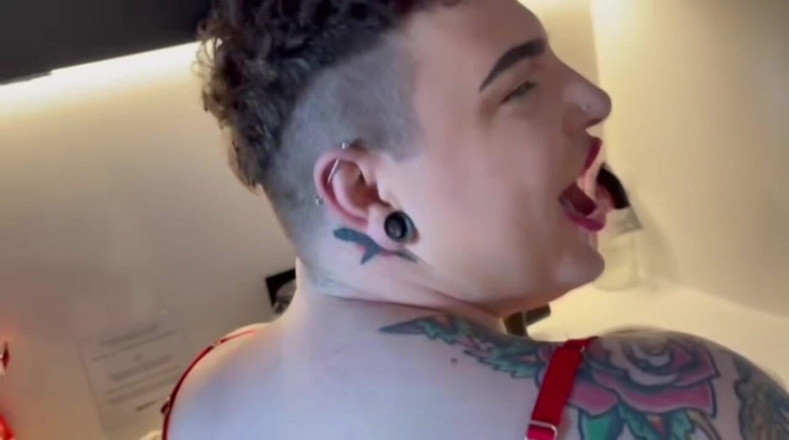 Buggiesmugglr: Femboy Wird Vom Ehemann Während Der Hausarbeit Gestört