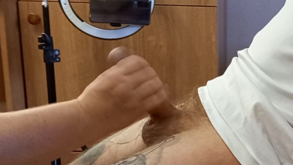 Zona901: Primo piano di una sborrata dalla stimolazione manuale del pene...