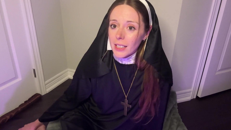 Nadia Foxx: Călugăriță nevinovată care speră să fie în afară de această mănăstire...
