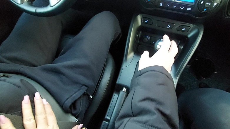 Step Mommy: Zarif olgun kadın sabahları ofise gitmek için taksiye biniyor