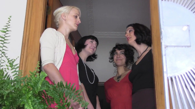 Submissive lesbian games: Chica gótica cachonda en cuero recibe tratamiento bdsm de mistress