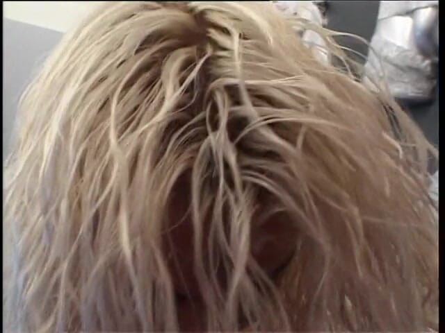 Lucky Cooch: Blonde schlampe lutscht schwanz, bevor ihre muschi geknallt wird